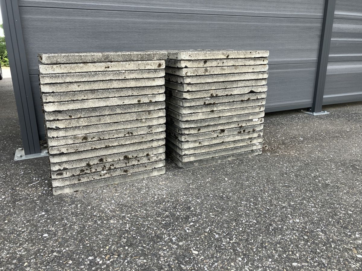 Revêtements de sol: 30 dalles béton 40x40 – D'occasion à Vesin par Erwy