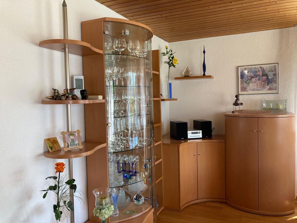 Regale: Wohnwand mit Vitrine Buche – Gebraucht aus Safenwil von Enea2007