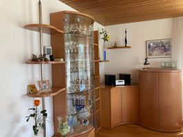 Wohnwand mit Vitrine Buche