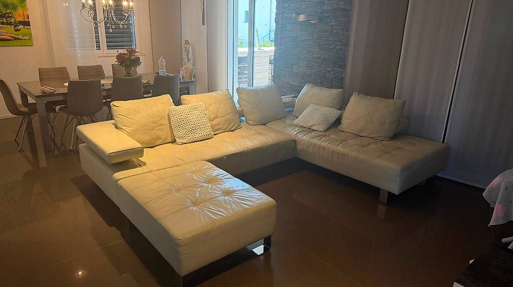 Divani: Grosse Echtleder-Ecksofa / Wohnlandschaft inkl. Hocker – Usato da Wittenbach venduto da dar_9rpl