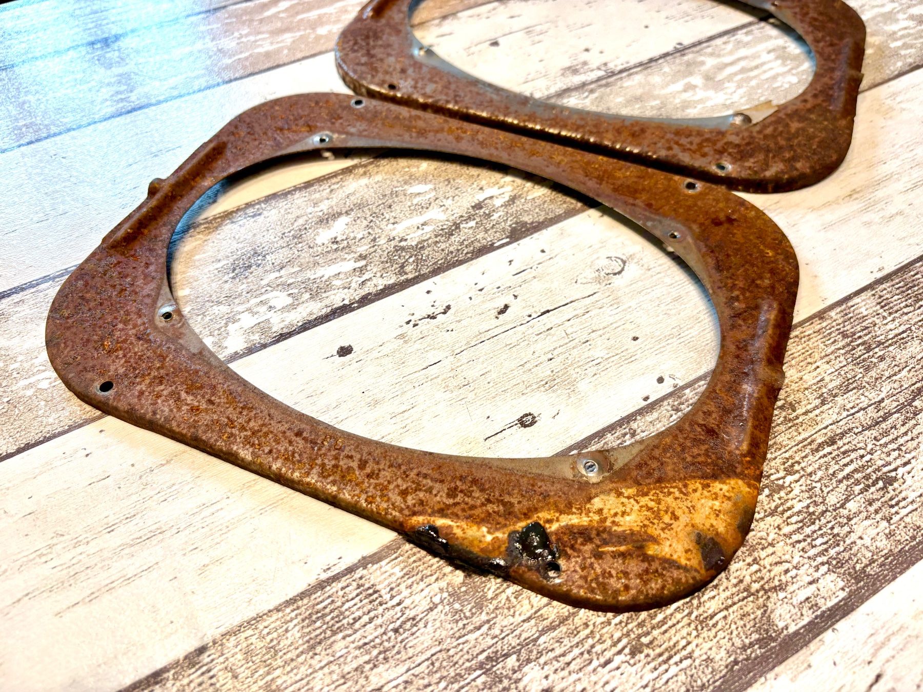Chevrolet Tutti pezzi di ricambio auto: 1982-89 Camaro Firebird third Gen Speaker Brackets Mounts – Usato da Gelterkinden venduto da G-Power-Cars 3