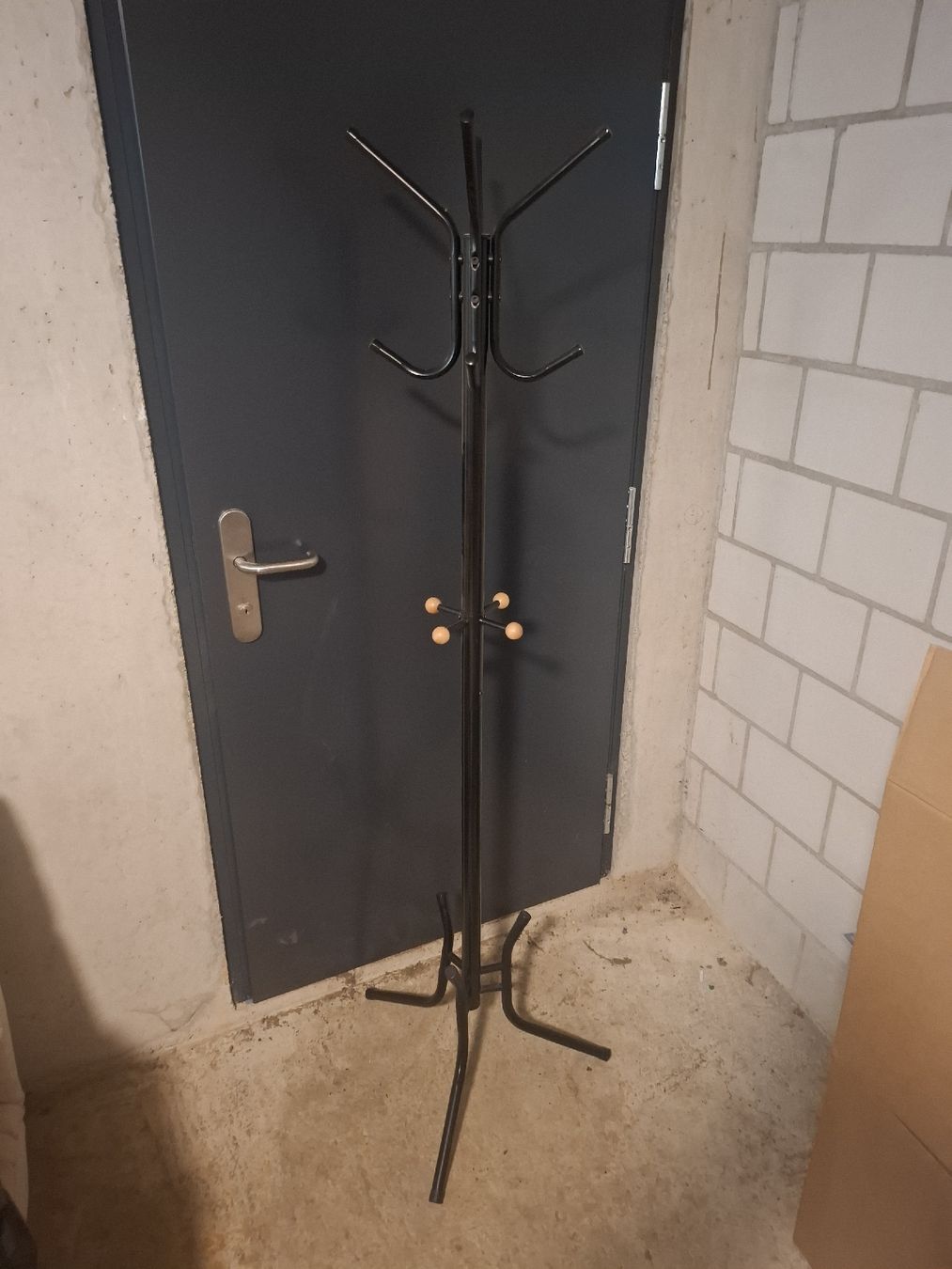 Garderobe: Kleiderständer schwarz Metall – Gebraucht aus Lupfig von nik_7sxm