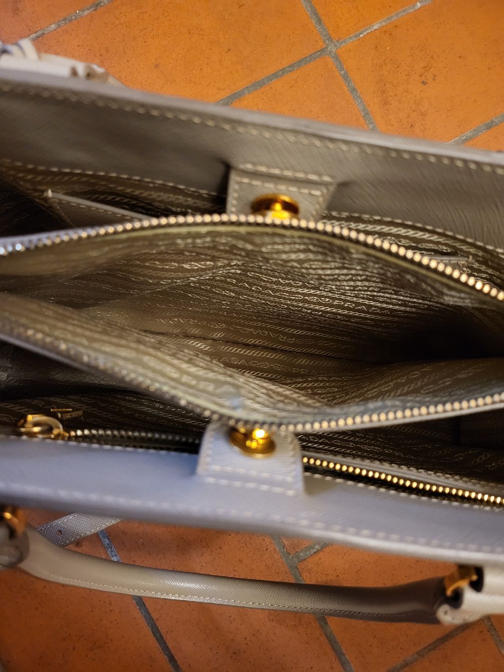 Prada Borse da donna: Prada Handtasche, Saffiano Lux, hellbeige – Nuovo e nell'imballaggio originale da Binningen venduto da Hofka64 7