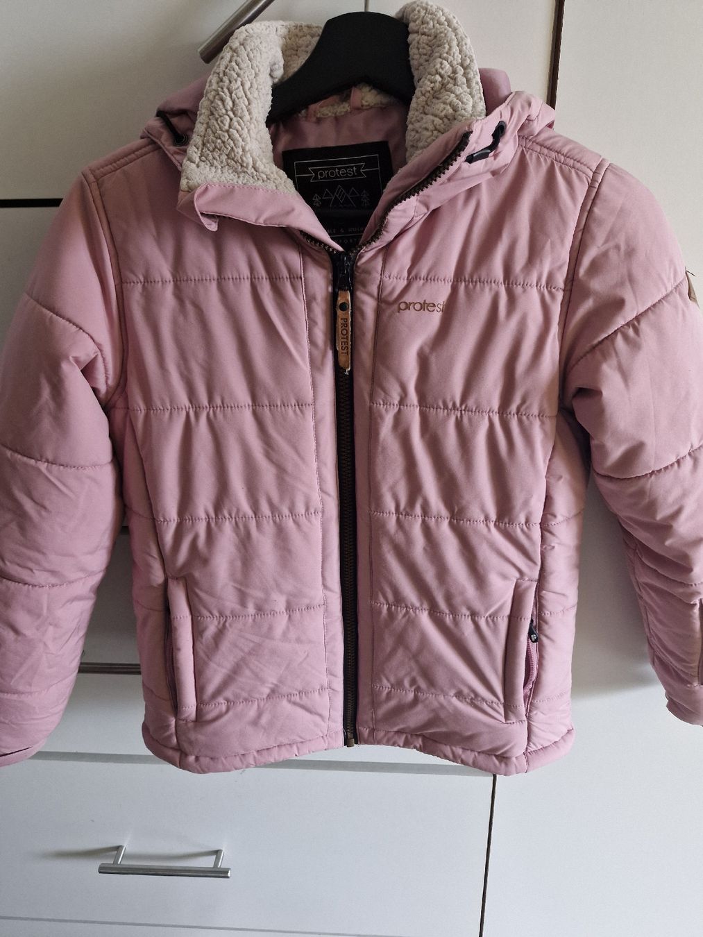 Protest Jacken & Mäntel: Stepp und Winterjacke Mädchen rosa Grösse 140 Protest – Gebraucht aus Hergiswil LU von 88winu