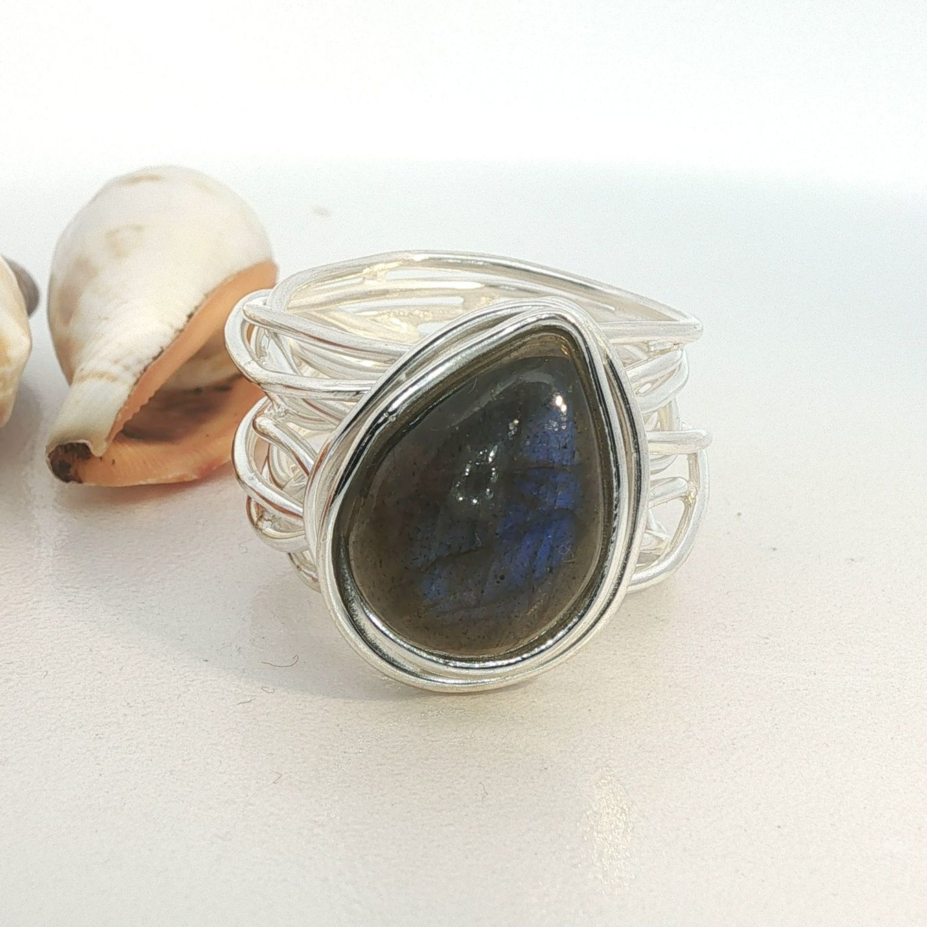 Olga Ribler Anelli: Statement Spaghetti Ring mit Labradorit – Gr 58 – Nuovo (secondo la descrizione) da Luzern venduto da Schmuckoutlet 6