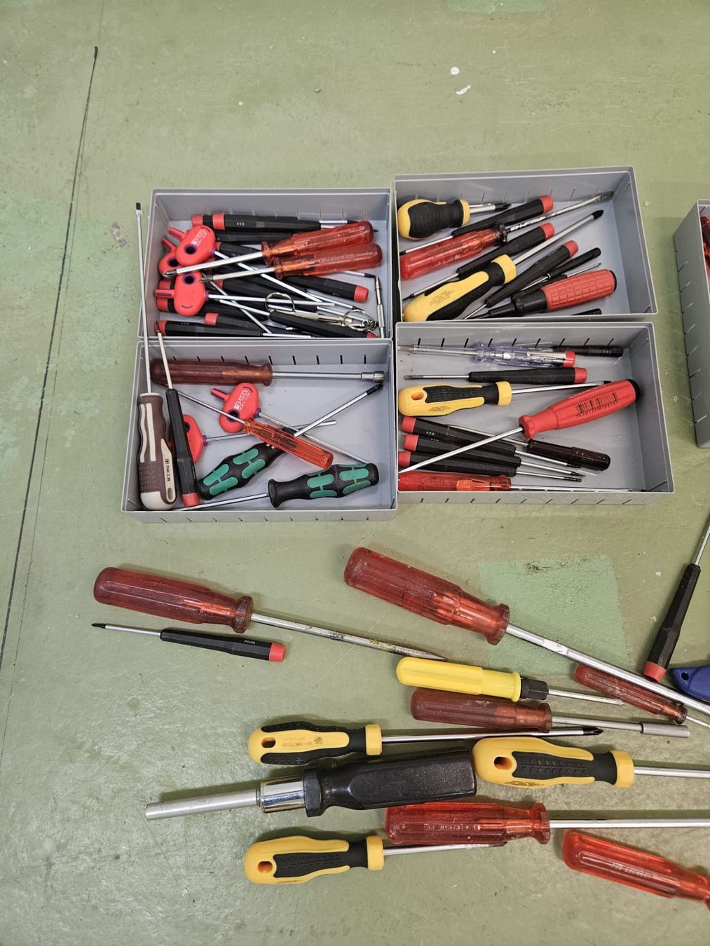 Tutti gli attrezzi: Schraubenzieher Konvolut – Usato da Winterthur venduto da Moineau_Mechanics 1