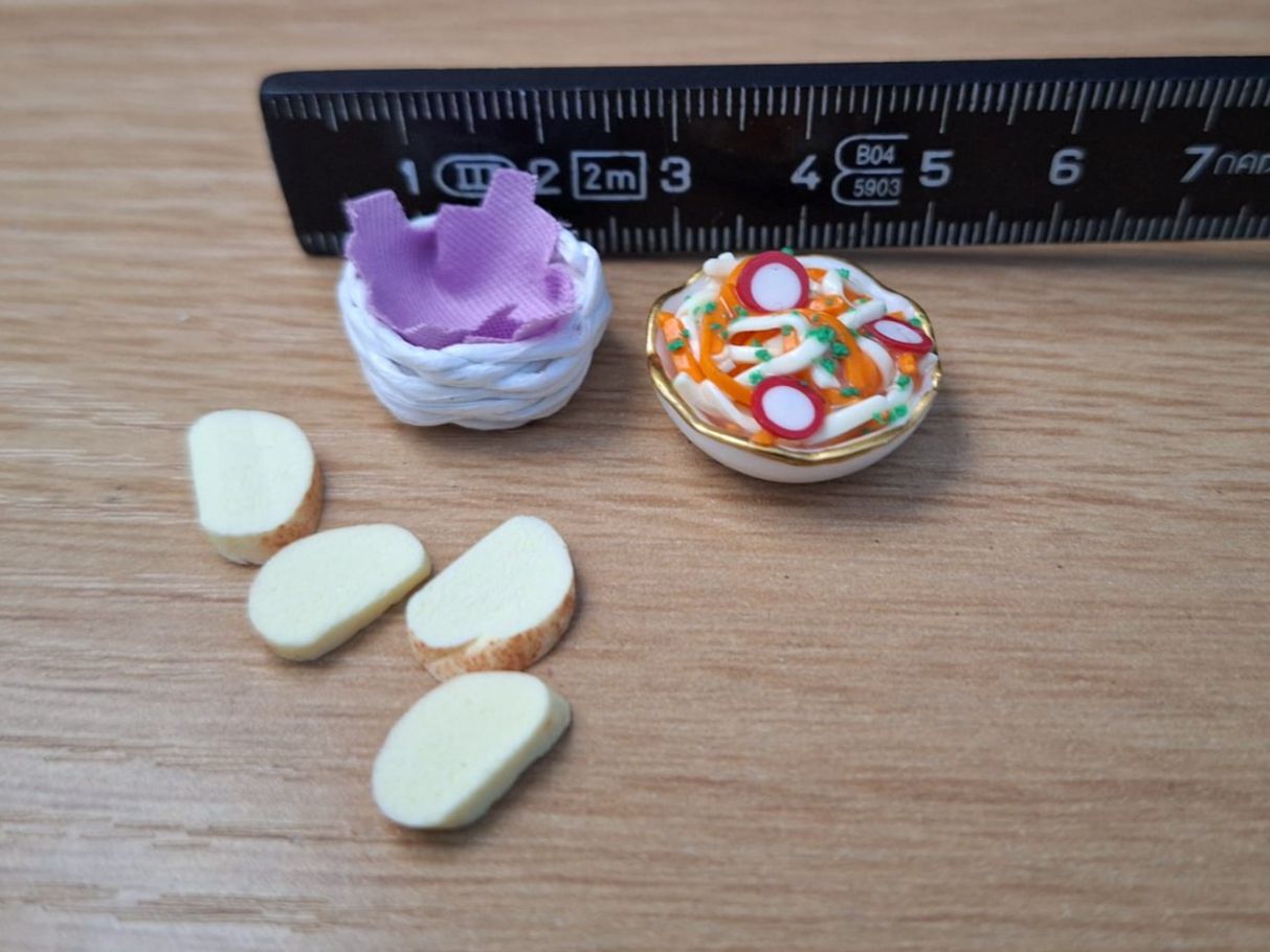 Case e mobili per bambole: Krautsalat mit Brotchörbli, alles Handmade – Nuovo (secondo la descrizione) da Zürich venduto da HandmadeTinyFood 1