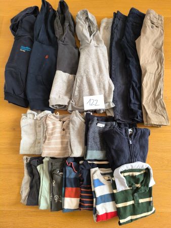 Jungen-Kleiderpaket Grösse 122 – Hoodies, Hosen und Oberteil