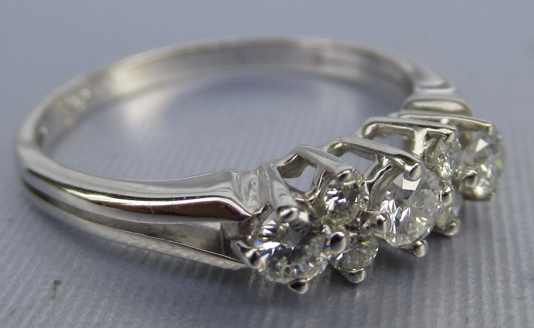 Anelli: Weissgoldring 750 mit Brillanten – Usato da Murten venduto da Ulwachbinassegraf 2