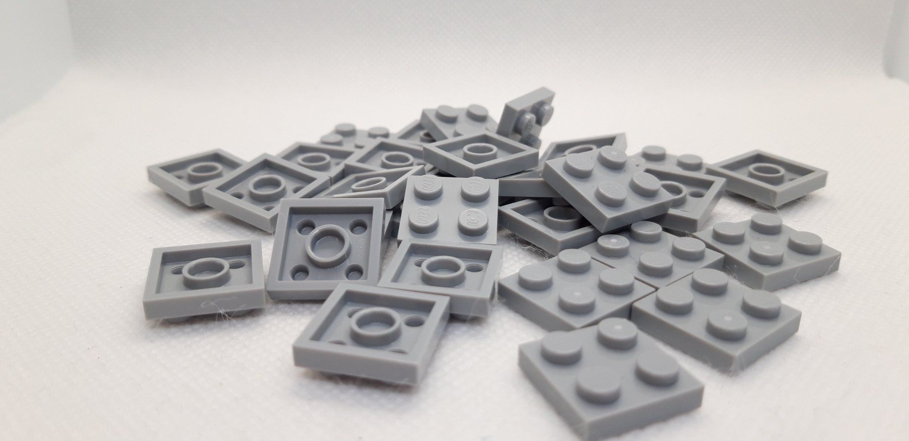 Lego Spielzeuge: Lego 30 Stk. Plate 2x2 (medium stone grey) – Neu (gemäss Beschreibung) aus Inwil von Dokyiioto