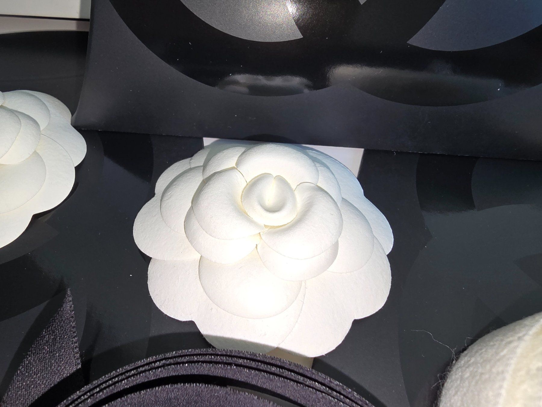 Chanel Sacs: Chanel Verpackung Bänder Kamelien – Neuf avec emballage d'origine à wallisellen par funkelsternchen5 4