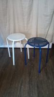 Zwei Hocker, weiß und blau