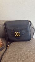 Sac Gucci Marmont en cuir noir, pour toutes les saisons.