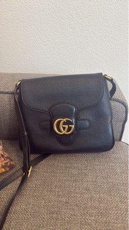 Sac Gucci Marmont en cuir noir, pour toutes les saisons.