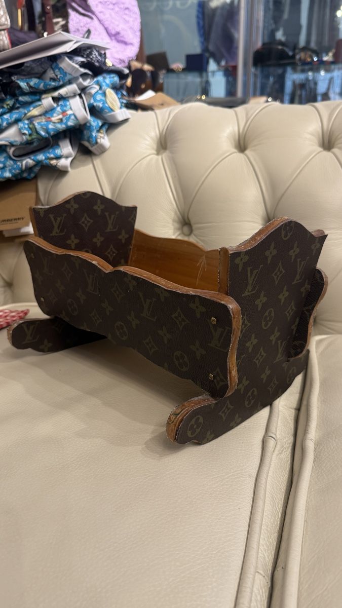 Betten: Louis Vuitton Puppe Bett  – Gebraucht aus Lachen SZ von HelvetiaLuxury
