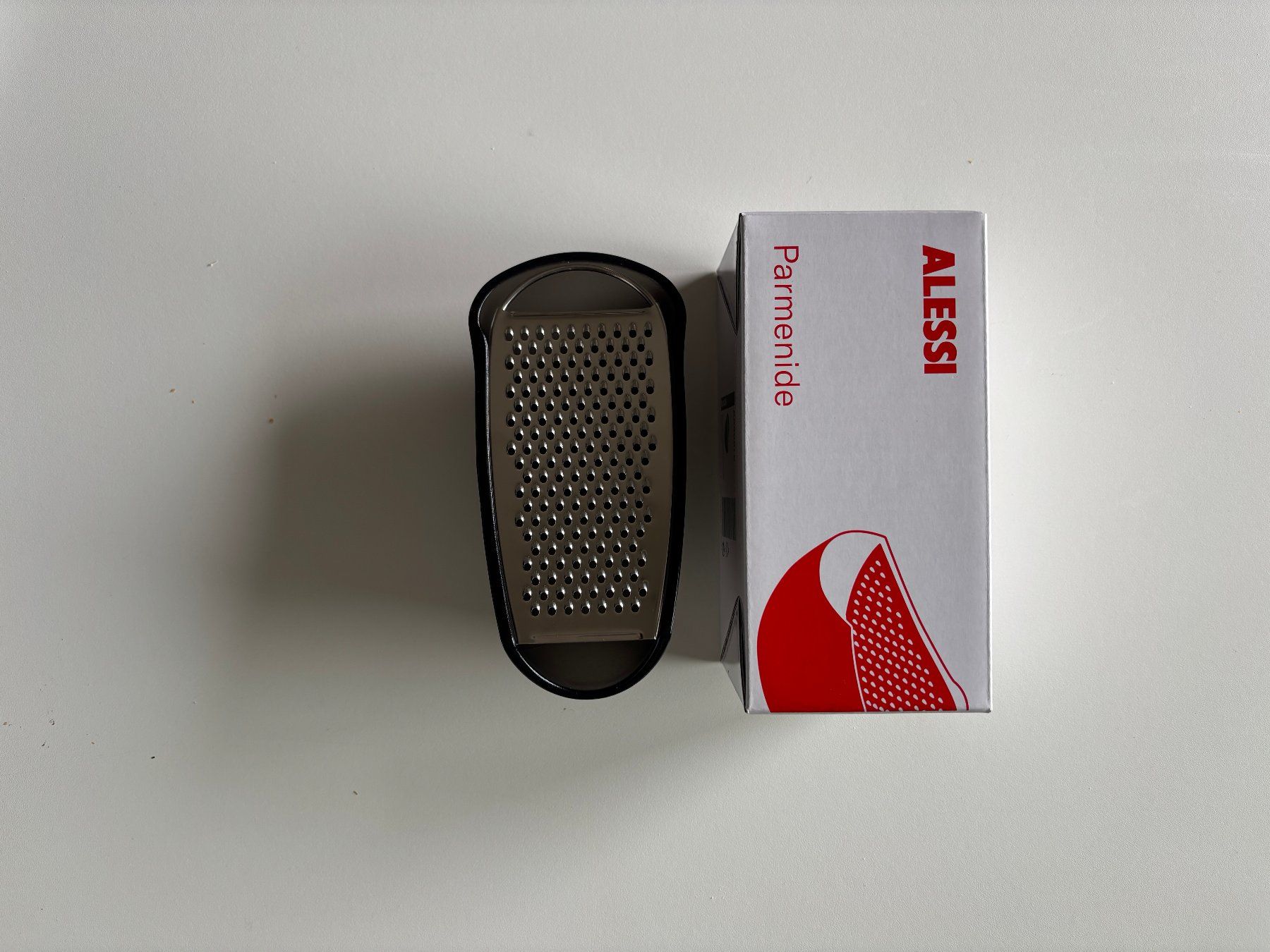 Alessi Contenitori & Simili: Alessi – Parmenide - Râpe à fromage avec récipient – Nuovo e nell'imballaggio originale da Grand-Lancy venduto da alf_8dk7