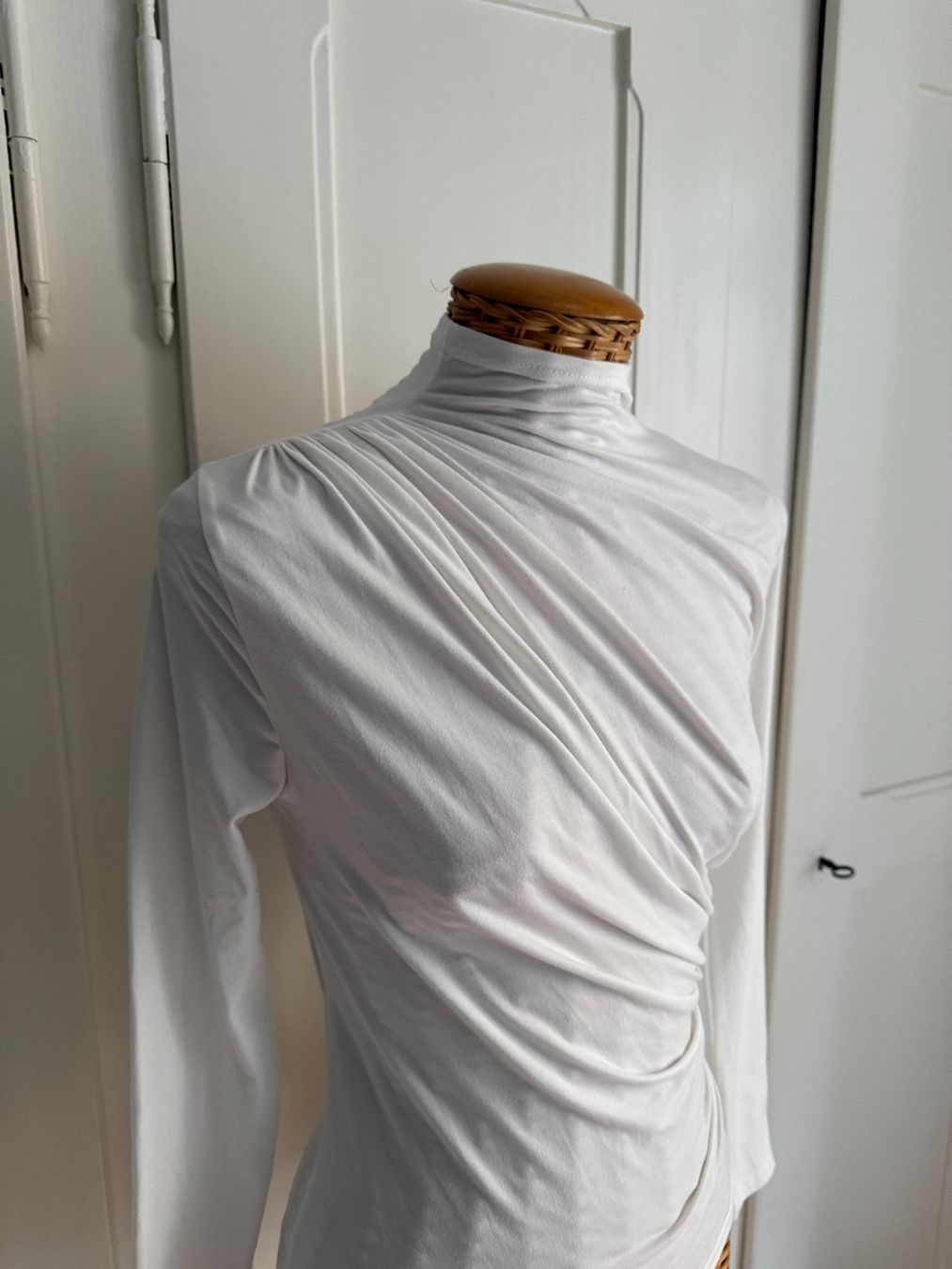 Shein T-shirt: Langarmshirt weiss asymmetrisch 34 – Usato da Zürich venduto da Diazaio 1