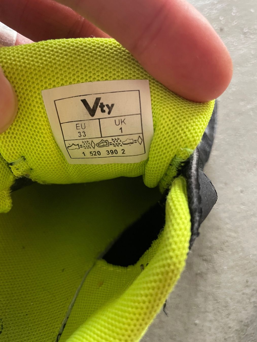 Chaussures garçon: Turnschuhe Grösse 33 – D'occasion à Ins par Smad 3