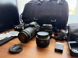Canon EOS 250D Kit + 3 Objektive + Lowepro Rucksack