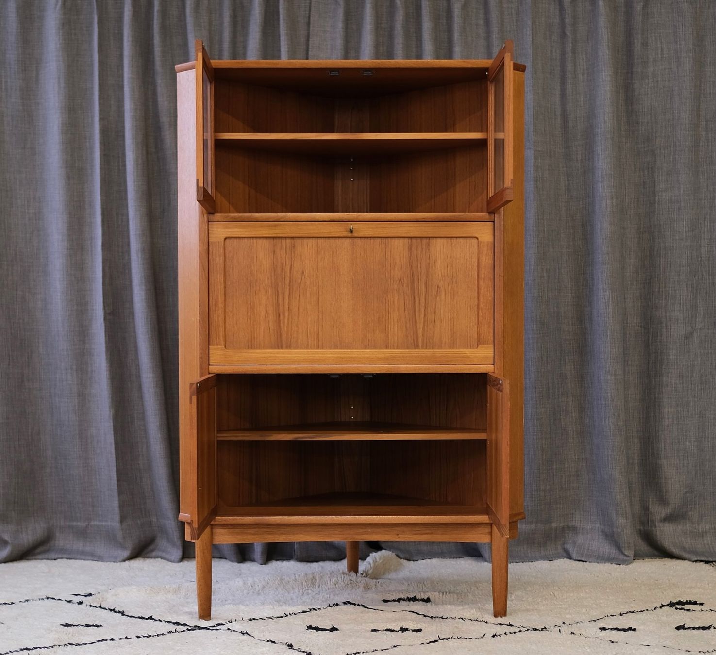Cassettiere: Danish Corner Cabinet by H. W. Klein for Bramin, Denmark – Usato da Bern venduto da Zmodern_VIN 4