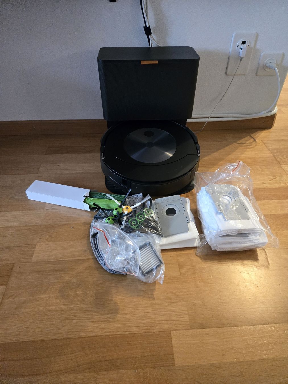 Irobot Aspirapolveri & Accessori: iRobot Roomba Combo j7+  mit zubehör – Usato da Greifensee venduto da seat88 3