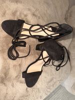 Elegante schwarze Lace-Up Heels