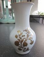 Porzellan Vase KPM 1100/17 mit goldenem Blumenmotiv und Rand