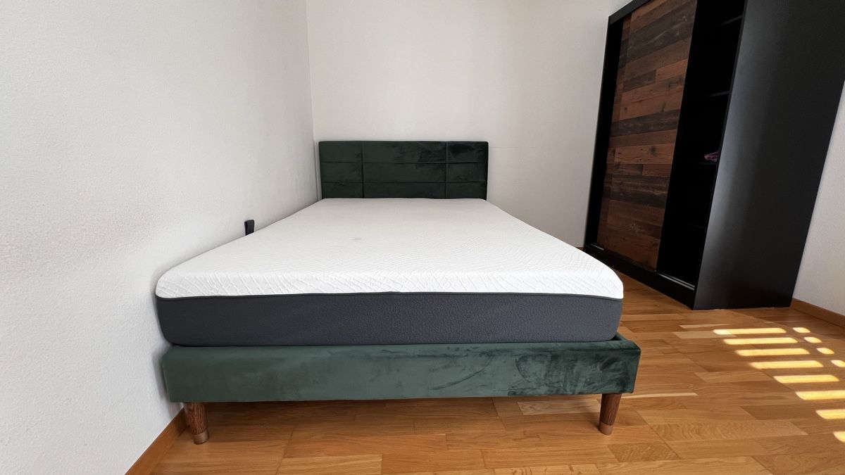 Betten: Polsterbett mit Lattenrost und Matratze, dunkelgrün, 140x200 – Gebraucht aus Zürich von ari_vl7g 1
