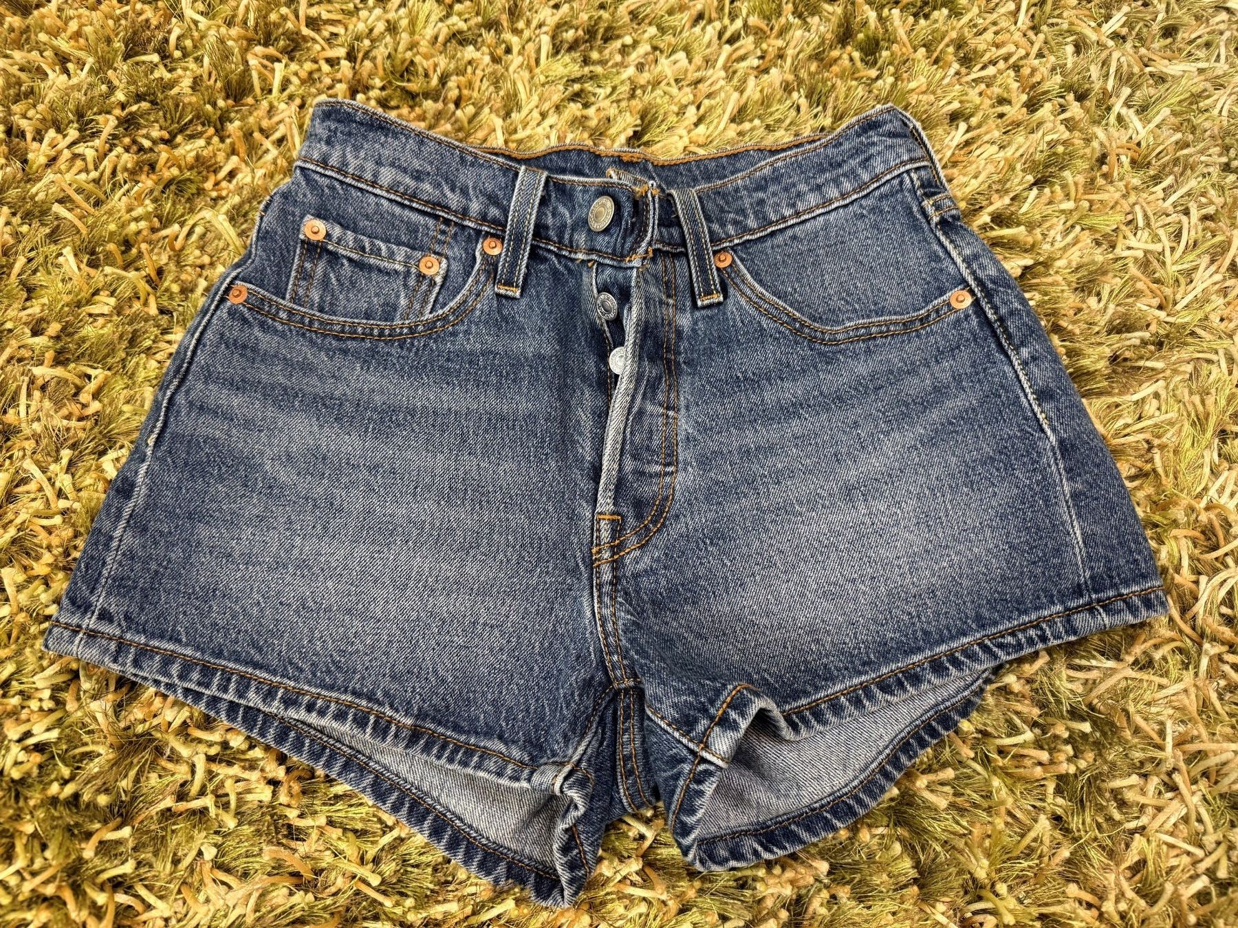 Levi's Pantaloni: Levi's Jeansshort, Gr. 24 – Usato da Schlierbach venduto da gnatcatcher