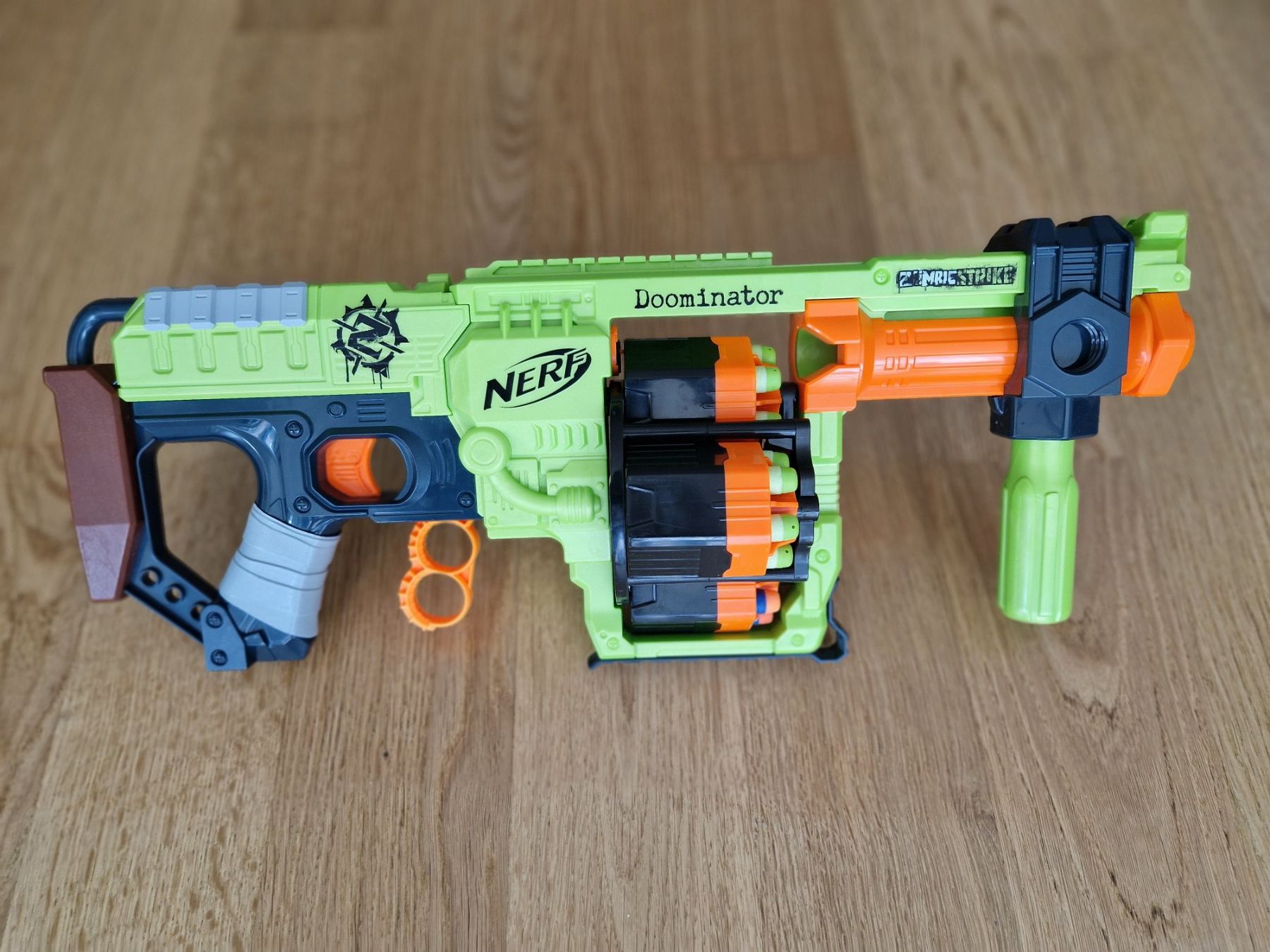 Nerf Giocattoli: Nerf Modulus Tri-Strike + Zombie Strike Doominator – Usato da Baden venduto da Bib3 3