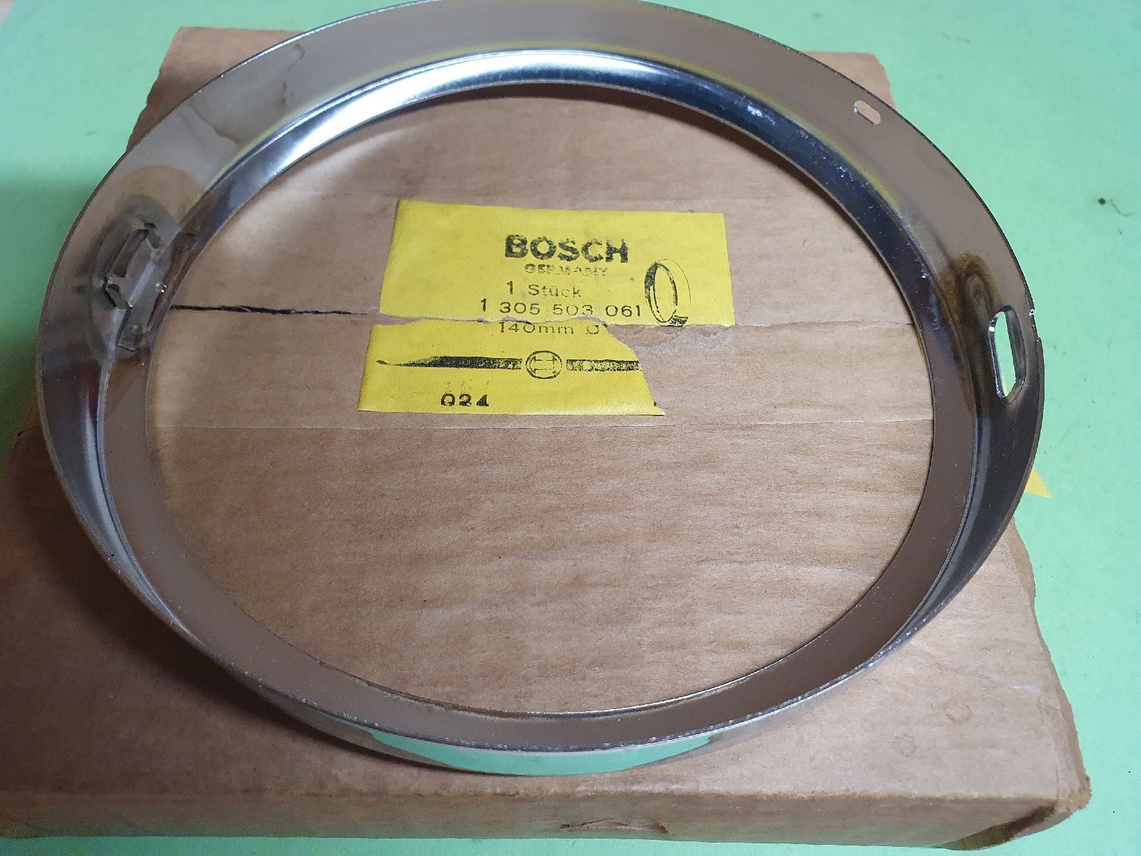 Bosch Sonstiges Fahrzeugzubehör: Scheiwerfer- Rahmen BOSCH 140mm.1 305 503 061 Neu+ verpackt. – Neu und originalverpackt aus Niedergösgen von joh_6txt 3