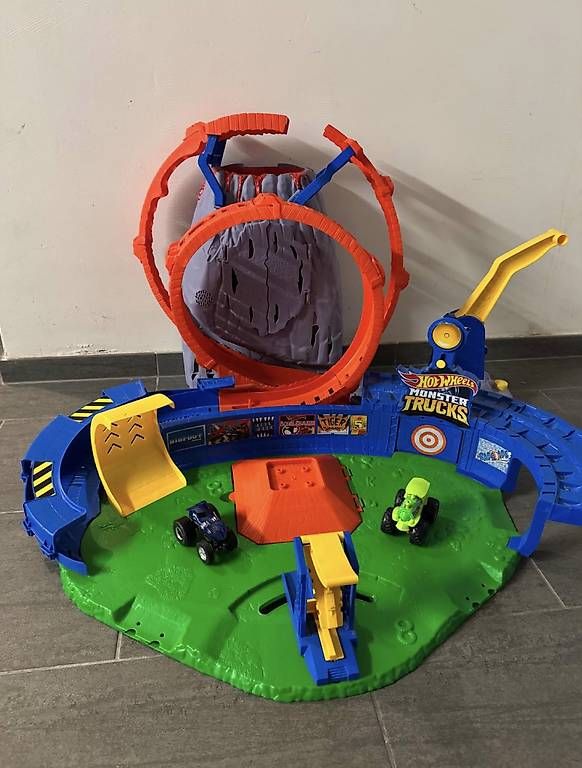 Hot Wheels Spielzeuge: Hot Wheels Monster Trucks Vulkan Arena – Gebraucht aus Staad SG von Mleine