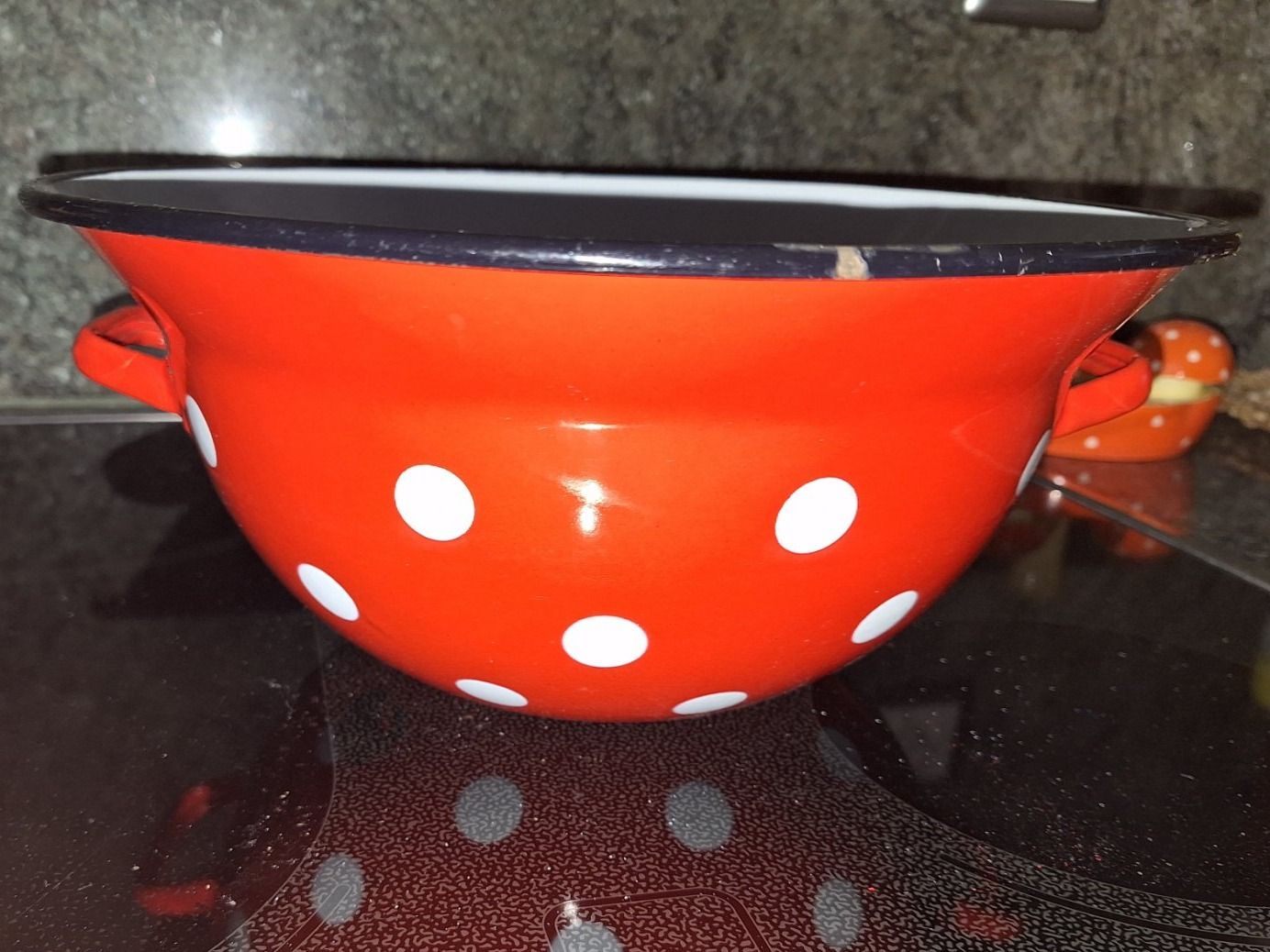 Ciotole: VINTAGE  EMAILLE SCHALE MIT GRIFF POLKA DOTS -WEITLING – Usato da spreitenbach venduto da lumbalplatte 1