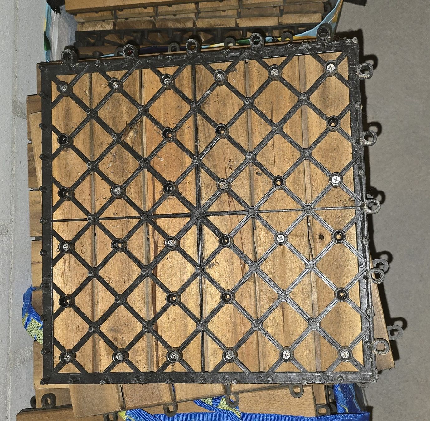 Revêtements de sol: ca. 70 Stk. Bodenplatten/Balkon-Terrassenplatten – D'occasion à Seuzach par K_N 1