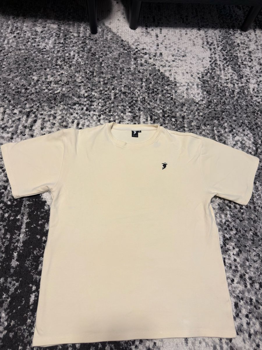 T-shirt: Divinbydivin cream T-shirt – Nuovo (secondo la descrizione) da Yverdon-Les-Bains venduto da fir_7srk