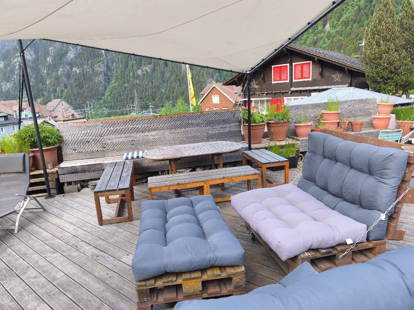 Divani: cooles Paletensofa mit Fussteil mit Polstern und Raedern – Usato da Göschenen venduto da kai_9ppg 8
