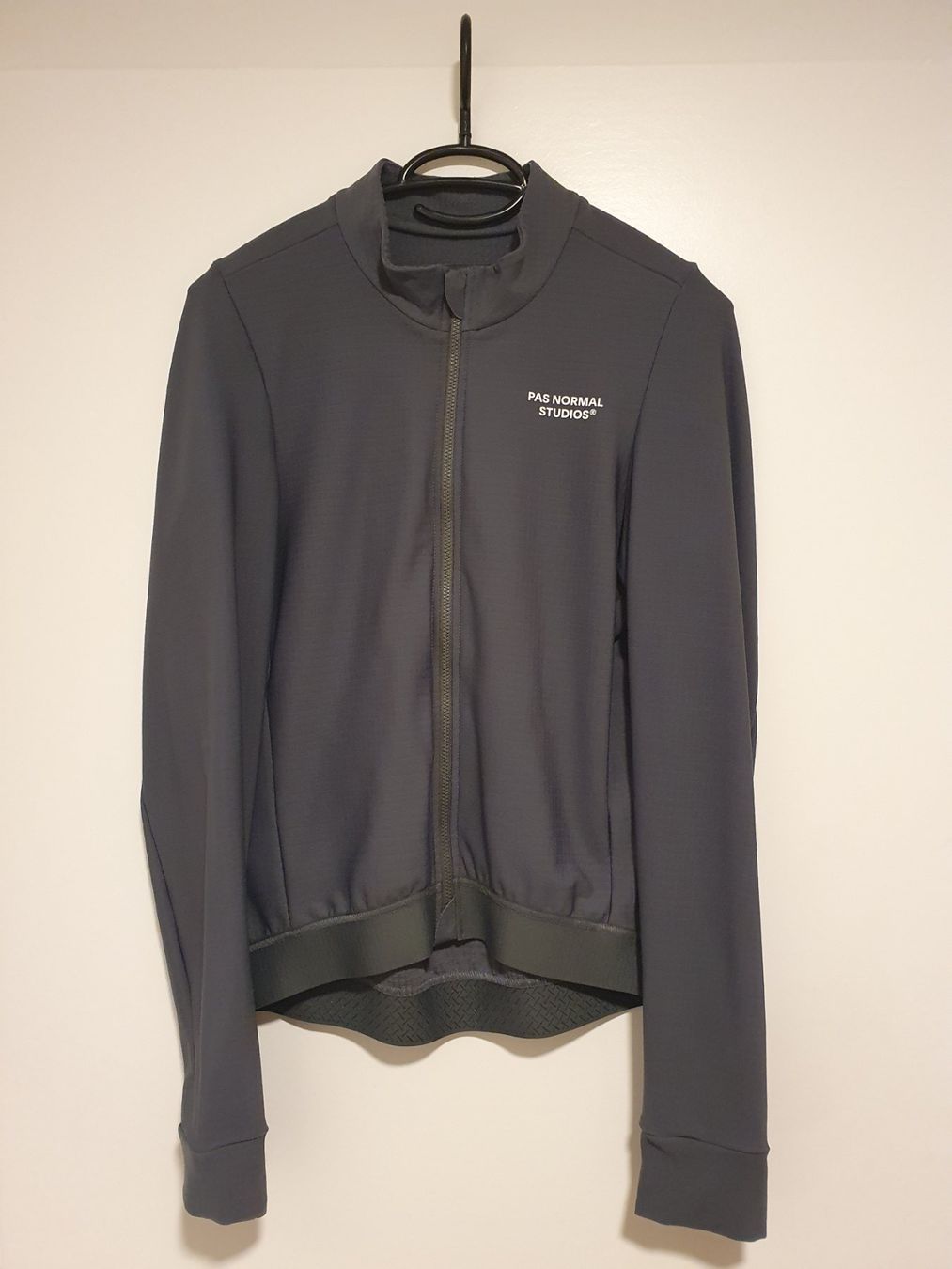 Canottiere & Pantaloni: Pas Normal Studios - Essential Long Sleeve Jersey – Nuovo (secondo la descrizione) da Bern venduto da Nisu24