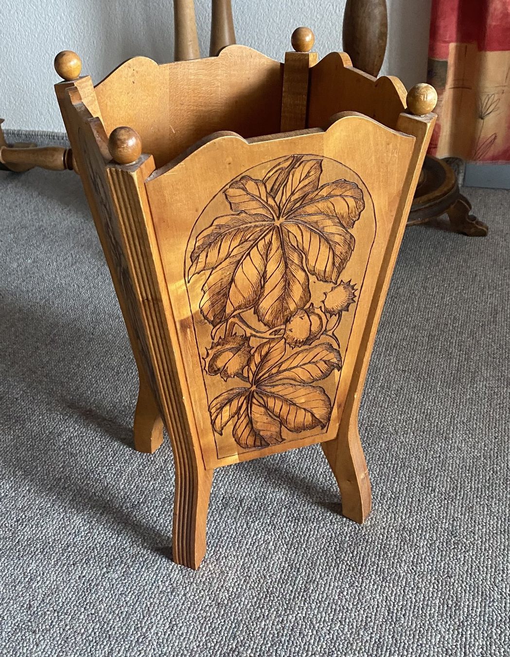 Altro per la casa: Holz-Blumenständer mit Kastanien-Motiv – Usato da Unterterzen venduto da bac_287t 2
