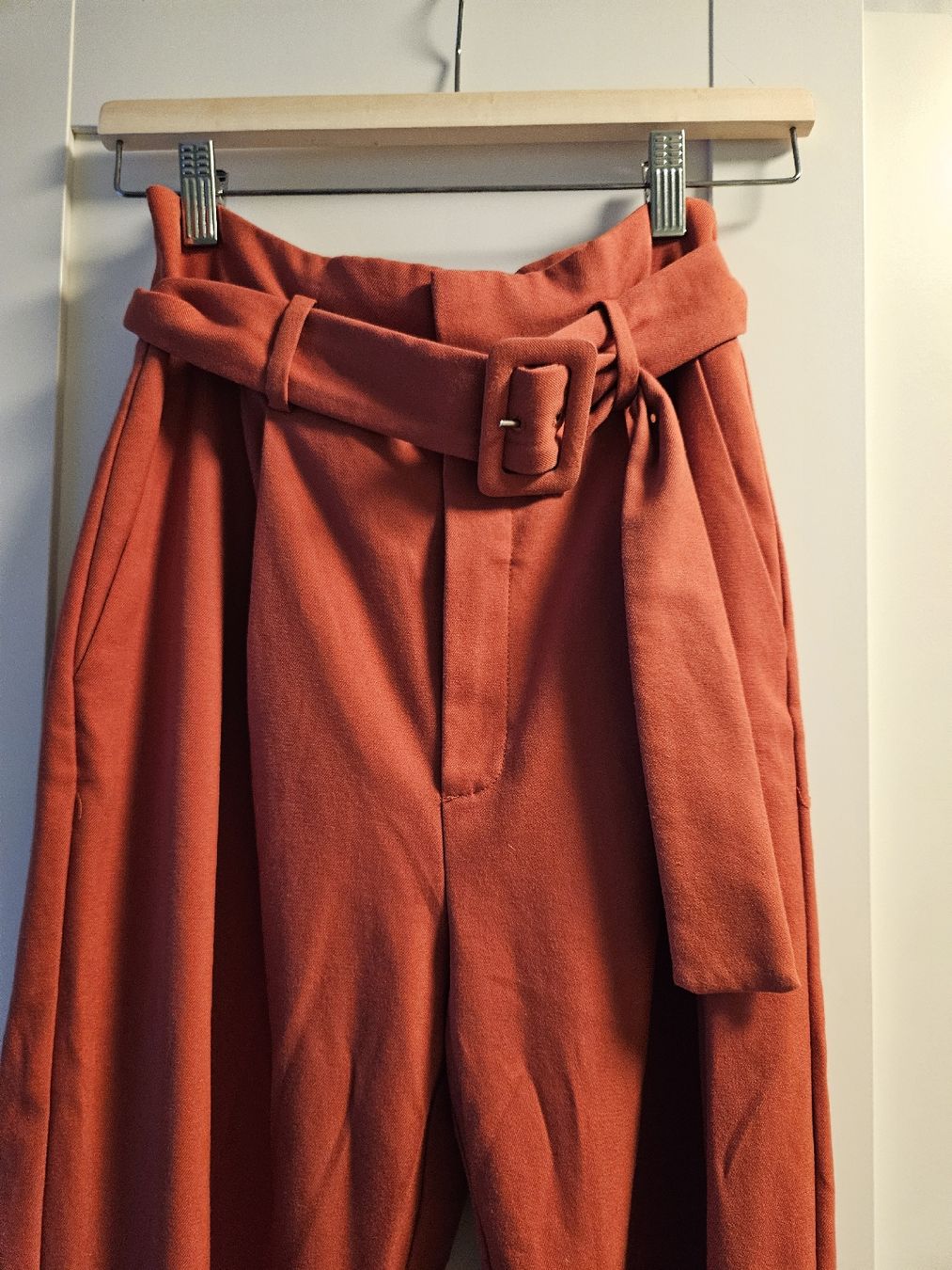 Mango Pantaloni: Mango Stoffhose mit Gürtel, Grösse 36 – Usato da Fulenbach venduto da lua_755r 1