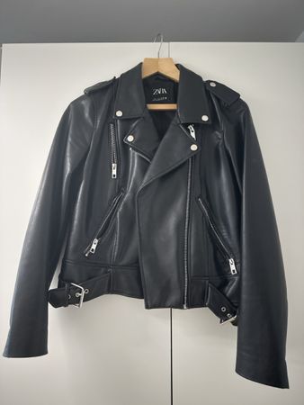 Schwarze ZARA Lederjacke, Grösse M, Top Zustand für den Herb