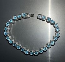 Hübsches Armband mit blauen Zirkonias