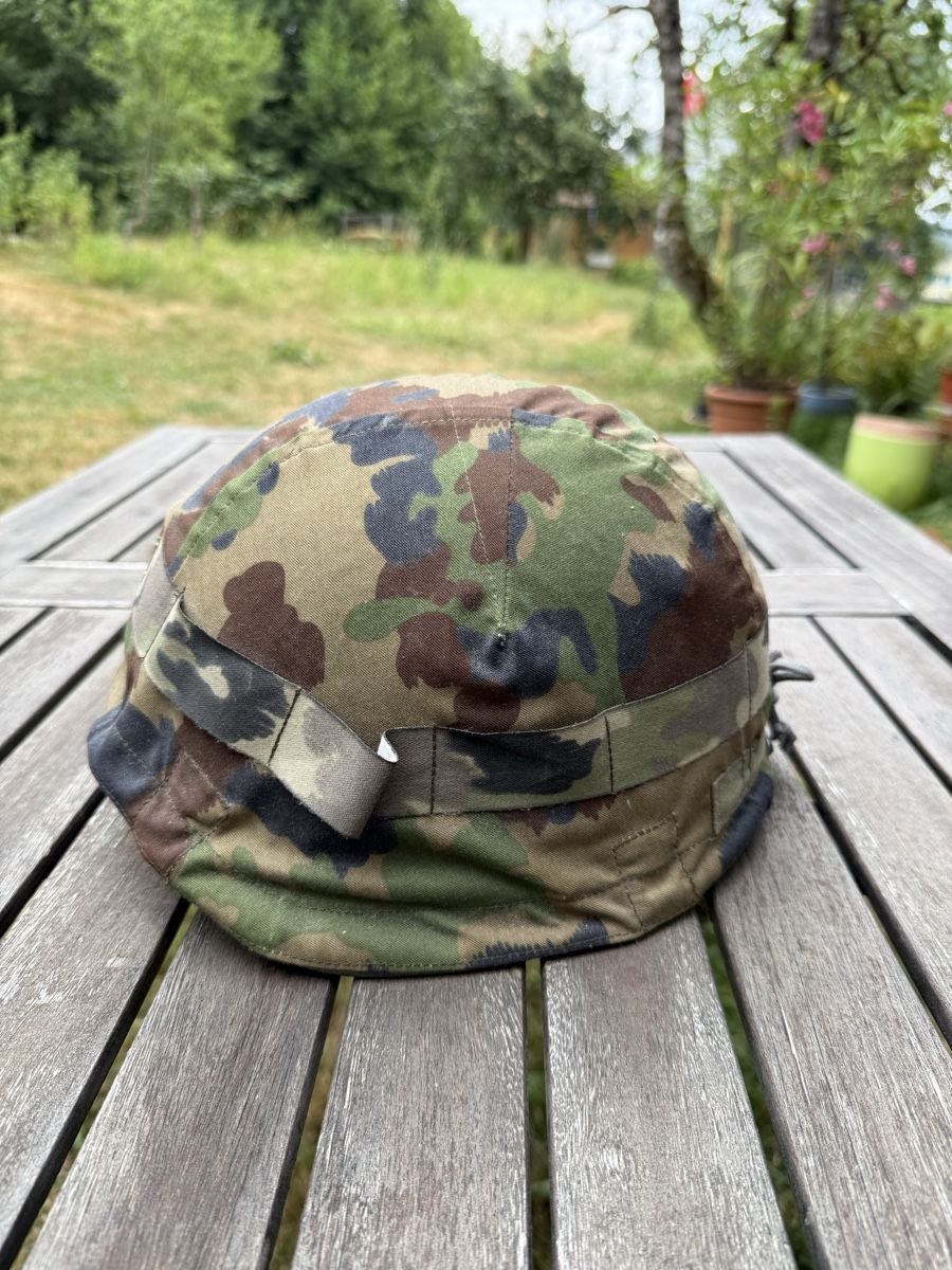 Schweizer Armee Uniformi: Casque M71 avec camouflage (1) – Usato da Fribourg venduto da Ardoffel 1