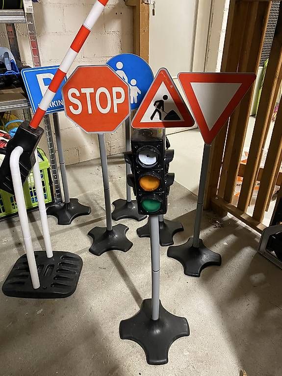 Giocattoli: Diverse Verkehrsschilder, Ampel, Barriere – Usato da Volketswil venduto da SiTaPrV 1