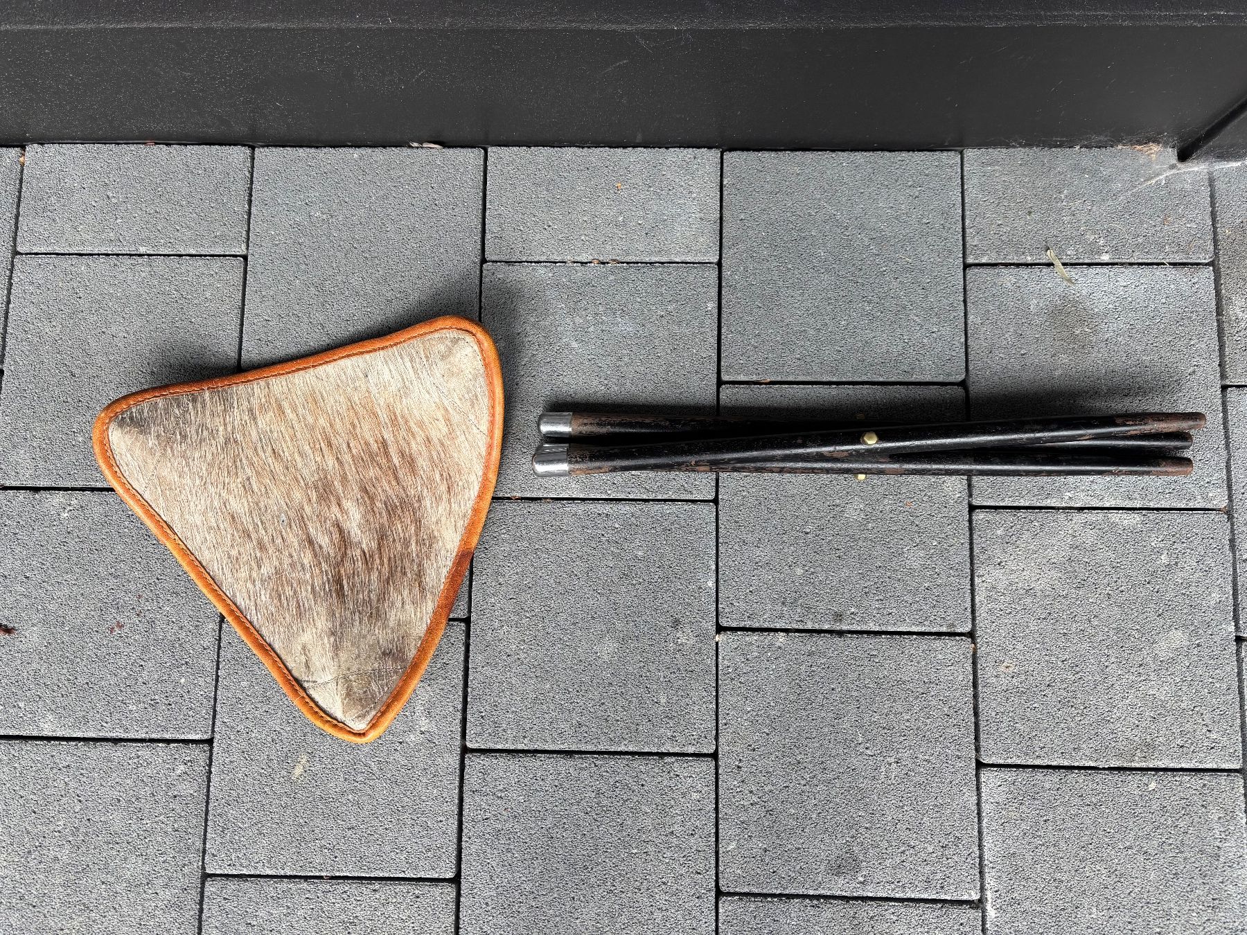 Hocker: 1950s mid century tripod leather stool – Gebraucht aus Steinhausen von ChromeVintage 8