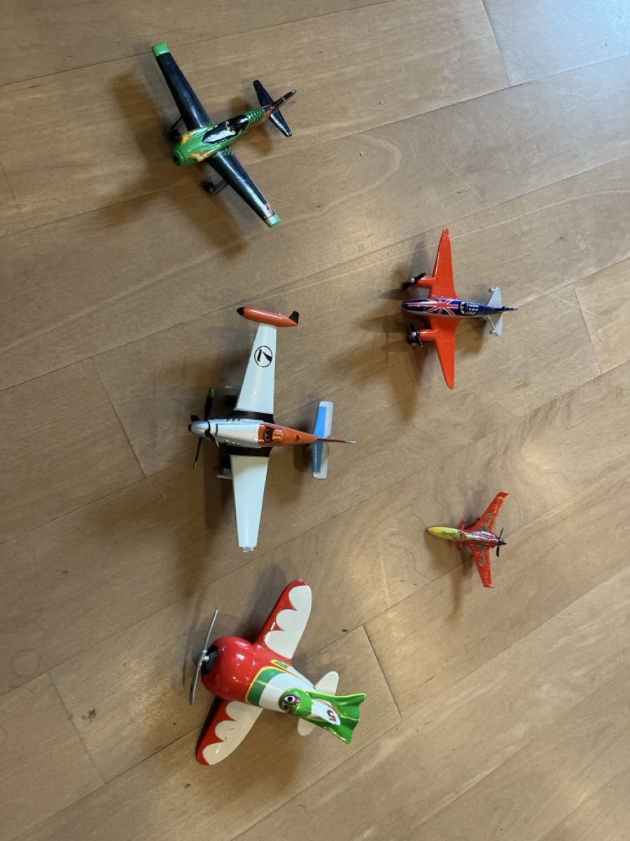 Spielzeuge: Ein Planes set mit 5 verschiedenen Flugzeugen – Gebraucht aus Bern von Kanu21