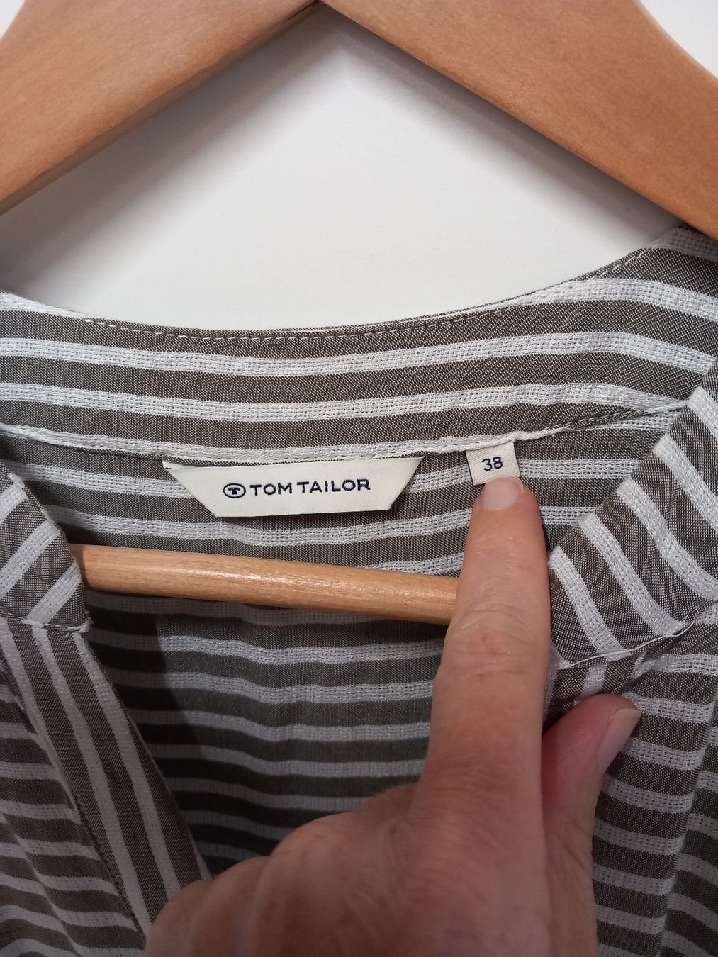 Tom Tailor Vestiti: Luftiges Kleid Tom Tailor Gr.38 oliv/weiss – Usato da Gwatt (Thun) venduto da umwelt-brocki 1