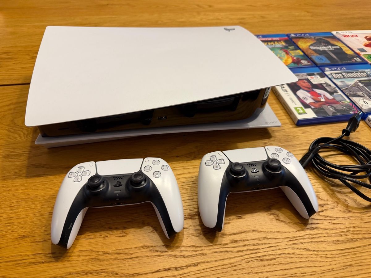 Sony Konsolen: Playstation 5 inkl. 2 Controller – Gebraucht aus Lausen von Skueveng
