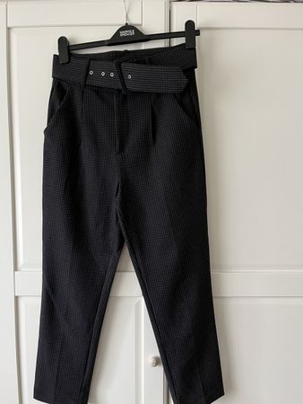Stoffhose mit Gürtel