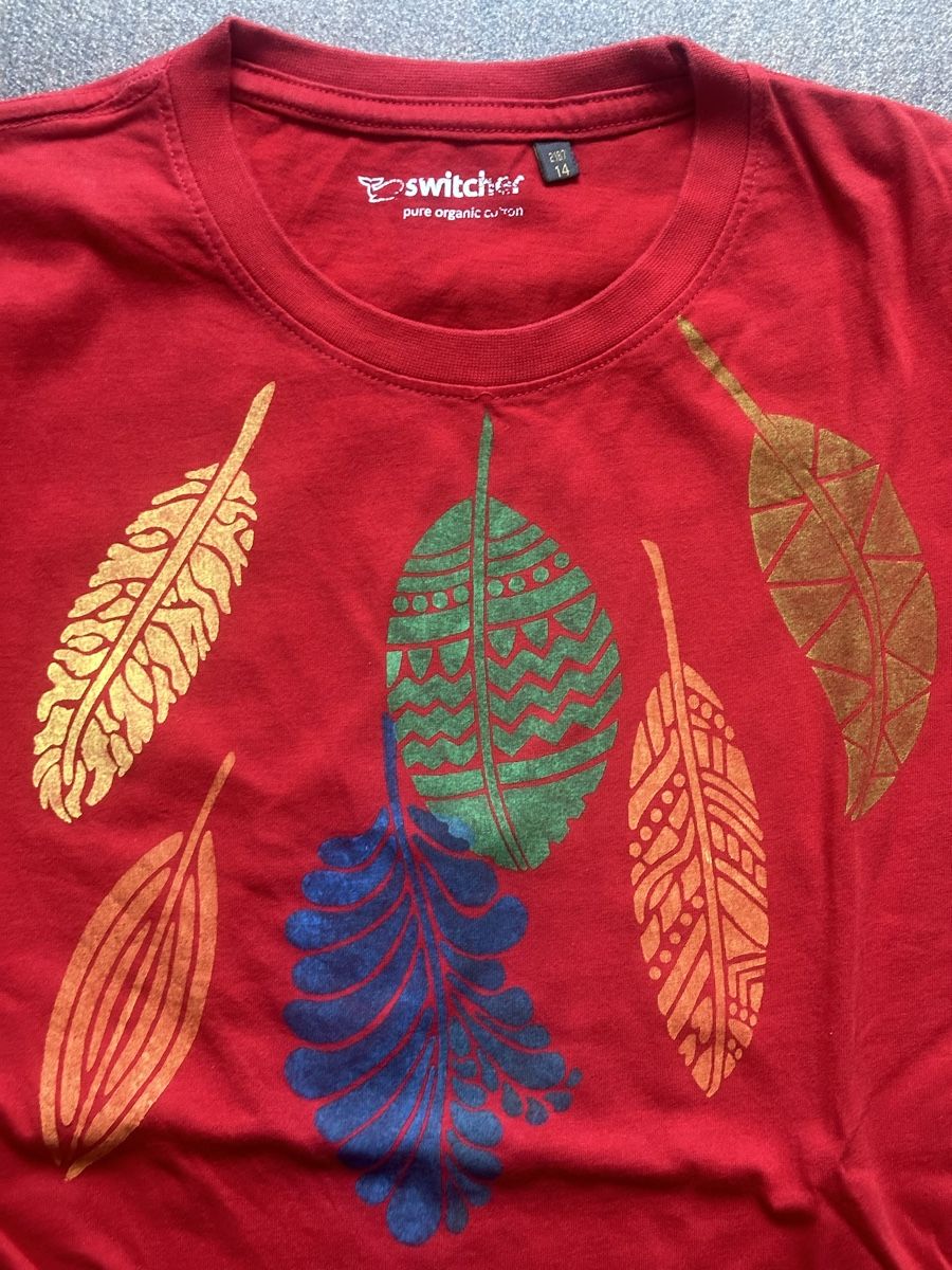 Switcher T-shirt: Switcher T-Shirt Gr. 14, Rot mit Federn! – Usato da Neerach venduto da Matug1248 1