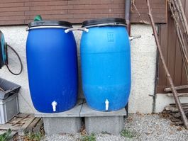 2 Regenfässer inkl. Kupfer Wassersammler